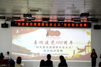 赵露思化秋日小熊妆清纯甜美 与狗狗互动好有爱